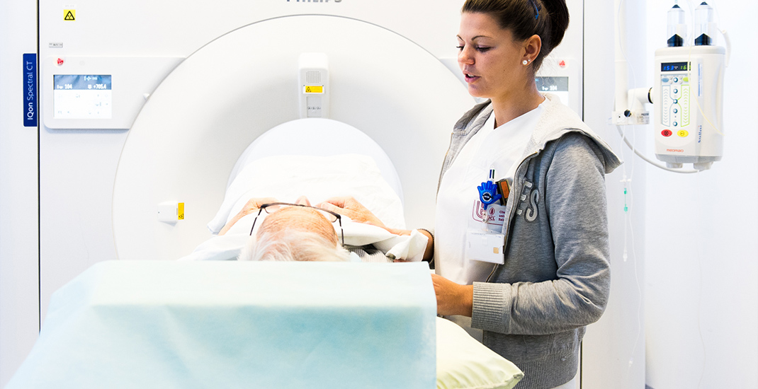 Le Département d’imagerie médicale acquiert un CT scanner spectral, un appareil de pointe plus précis. Une première en Europe. 